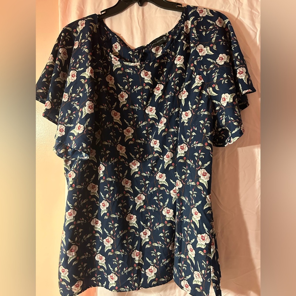 Ryan Wythe Chic Floral Navy Blouse with Keyhole Back